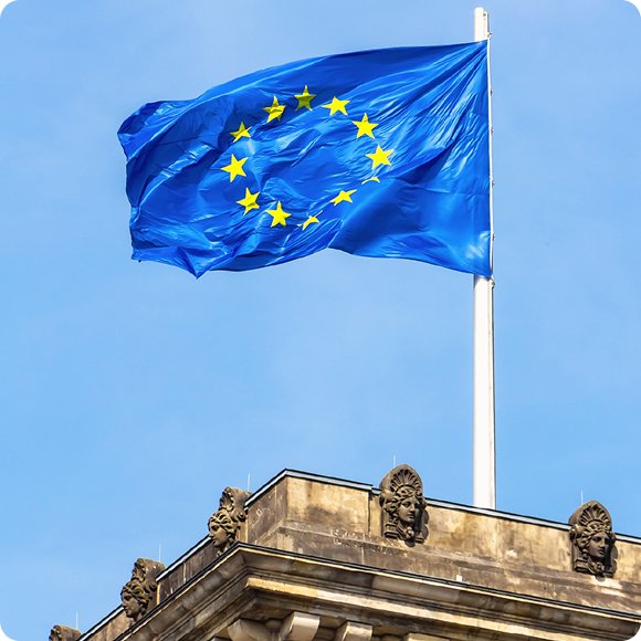 Bandiera dell'Unione europea sopra un edificio pubblico